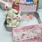 🐰 50% RABATT! 🎁 Mummy Bunny Mini Plyschfickask i Plåt – Söt Presentförpackning, Samlarbar & Perfekt för Påsken 🐣