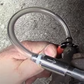 🔧 KÖP 2, FÅ 1 GRATIS! 🚗 Bromsslang – Praktisk Dräneringshjälp, Backventil & Kompatibel med Bil/Motorcykel – Professionellt Resultat ✨
