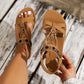 👡 50% RABATT NU! 🌸 Kvinnors runda tå platta andningsbara sandaler – Blommiga metalldetaljer & justerbar rem – Dämpad fotbädd – perfekt för sommarens långa promenader eller avslappnade dagar ✨🌿