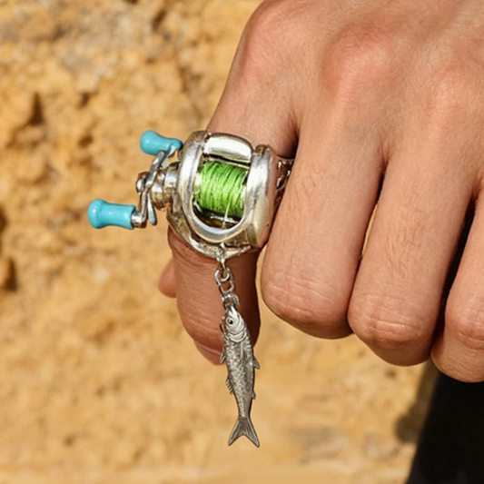 🎣 KÖP 2 FÅ 1 GRATIS! ✨ Miniatyr Fiskerulle Hänge Halsband – Unik Design, Hållbar Metall & Perfekt Present för Fiskare 🐟
