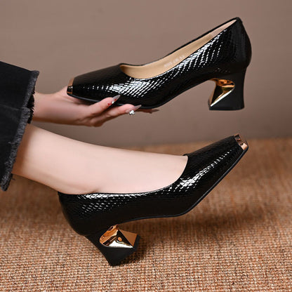 👠 60% RABATT! 🐍 Damskor med Blockklack & Ormskinnsmönster – Metallaccent, Stilren & Perfekt för Fest & Vardag ✨