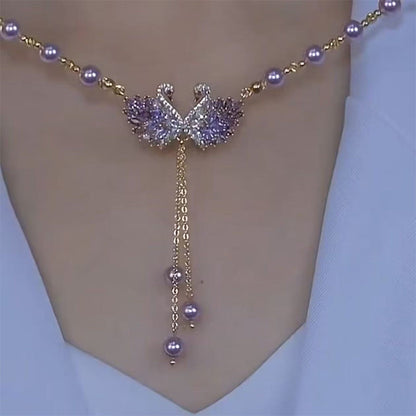 🦢 KÖP 2 FÅ 1 GRATIS! 💜 Romantiskt Halsband med Dubbla Svanhängslen – Delikat Design, Gnistrande Zirkonia & Perfekt Som Present För Nära Och Kära ✨