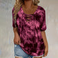 👚 50% RABATT NU! 🎨 Kvinnors tie-dye T-shirt – V-ringad med snörning & mjuk bomullsblandning – Ledig passform – perfekt sommar basvara för avslappnad stil ✨