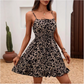 👗 50% RABATT! 🌸 Romantisk spagettibandsklänning – Knytning fram & smockad bodice – Flödande volanger, perfekt för brunch, dejt eller strandsemester 🏖️✨