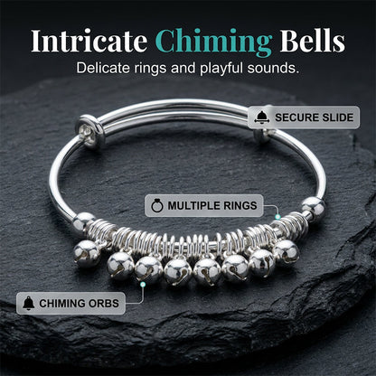 🔔 50% RABATT NU! ✨ Klocka charm armband – Justerbart, silverfinish & lättvikt – Skonsamt ljud & elegant look – perfekt för vardag eller som ett lekfullt statement 💍