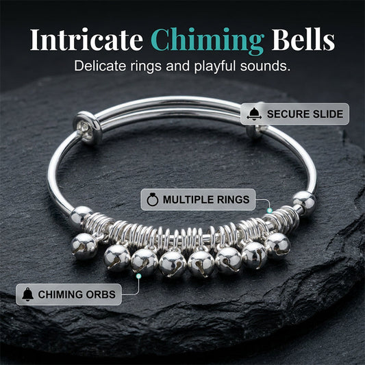 🔔 50% RABATT NU! ✨ Klocka charm armband – Justerbart, silverfinish & lättvikt – Skonsamt ljud & elegant look – perfekt för vardag eller som ett lekfullt statement 💍