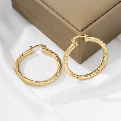 💫 50% RABATT! ✨ Eleganta tvinnade hoop-örhängen för damer – Slimmade & lätta – Guldpläterade, tidlös design – perfekta för vardag eller fest – smidiga att bära hela dagen 💛