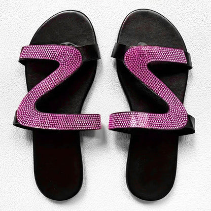 👡 50% RABATT! 🔥 Rhinestone Slide Sandaler – Platt, stötdämpande & glamorös – Perfekt för strand, brunch eller vardagschic 💎✨